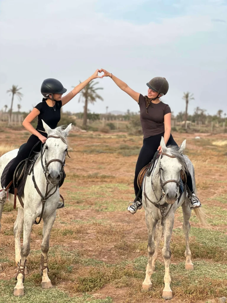 Cavalier à cheval dans la Palmeraie de Marrakech à la lumière dorée