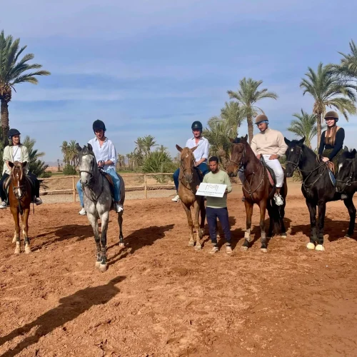 Cavalier à cheval dans la Palmeraie de Marrakech à la lumière dorée